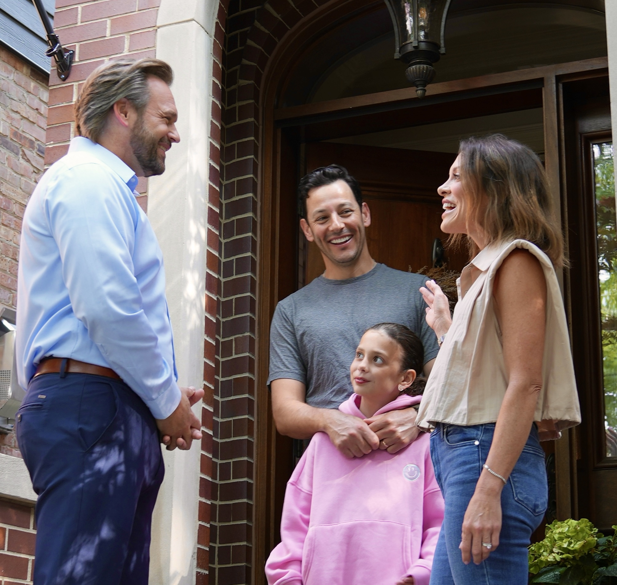 Dan Balanoff talking with a family on the front steps of their Chicago home