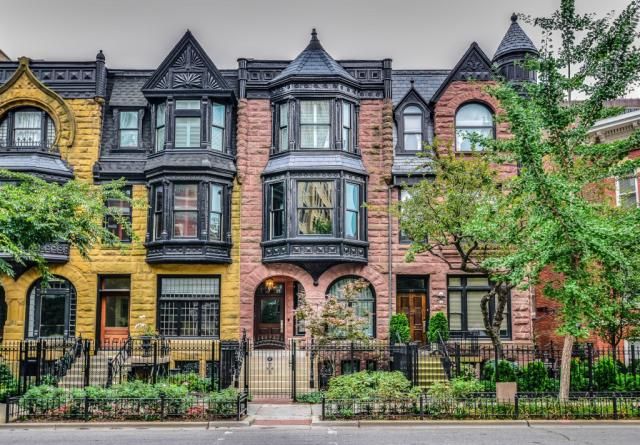 Historic Chicago rowhouses with bay windows